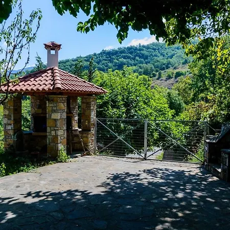 σπίτι στο τείχιο με θέα βαρδούσια και γκιώνα 別荘