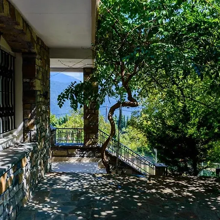 σπίτι στο τείχιο με θέα βαρδούσια και γκιώνα 別荘